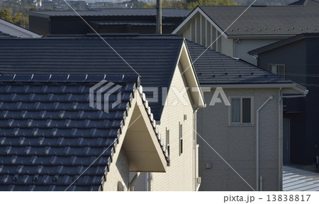 ニュータウンに連なる屋根 13838817
