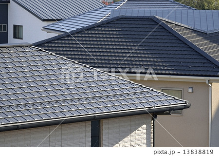 ニュータウンに連なる屋根 13838819