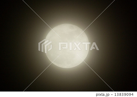 薄雲と満月 2015年2月4日 満月 月齢 14.6 大潮 13839094