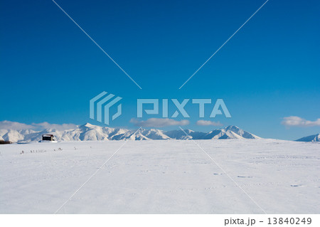 青空と十勝岳連峰 13840249