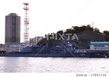 護衛艦　やまゆき ＆ てるづき　（ 海上自衛隊 横須賀基地  ）　万国旗掲揚 13841136