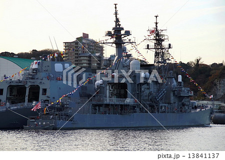 護衛艦 やまゆき ( 海上自衛隊 横須賀基地 ) 万国旗掲揚 護衛艦 やまゆき ( 海上自衛隊 横須賀基地 ) 万国旗掲揚 13841137