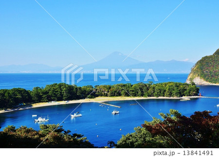 日本の風景・駿河湾に突き出す岬の向こうに霞む富士遠景・樹木前景横位置 日本の風景・駿河湾に突き出す岬の向こうに霞む富士遠景・樹木前景横位置 13841491