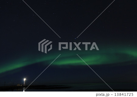 深緑のオーロラとライトハウス(Northern Lights in Seltjarnarnes) 深緑のオーロラとライトハウス(Northern Lights in Seltjarnarnes) 13841725