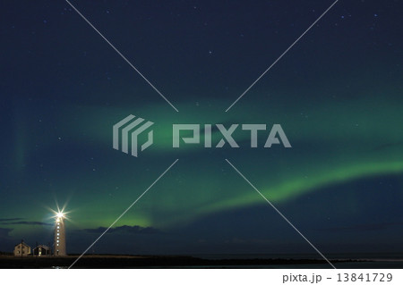 深緑のオーロラとライトハウスと雲(Northern Lights in Seltjarnarnes) 深緑のオーロラとライトハウスと雲(Northern Lights in Seltjarnarnes) 13841729