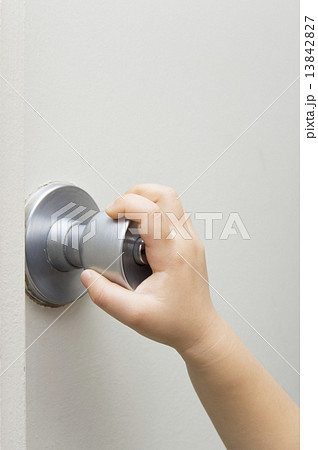 ドアノブを握る子供の手 ドアノブを握る子供の手 13842827