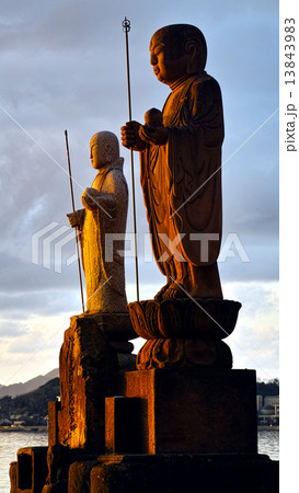 夕日を浴びる袖師地蔵 13843983