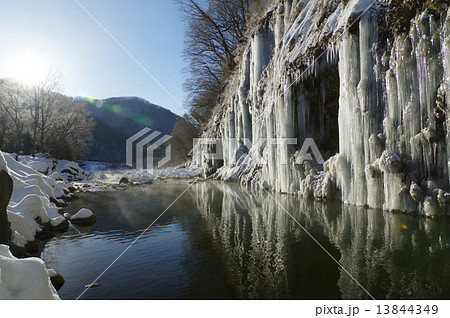 朝日に輝く氷柱群（長野県木曽　白川氷柱群） 13844349