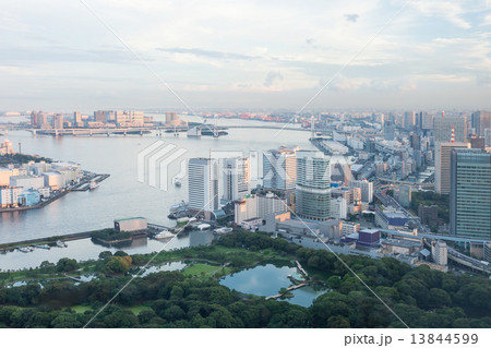 東京　レインボーブリッジ　浜離宮を望む　夕暮れ japan tokyo Rainbow Bridge andHama-rikyu Gardens 13844599