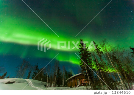 ロッジとオーロラ　カナダ　イエローナイフ northern light canada 13844610