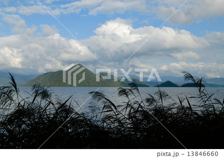 洞爺湖を月浦湖畔から 13846660