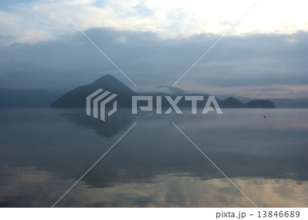 静かな水面の洞爺湖 13846689