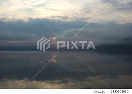 朝の静けさの中の洞爺湖 13846690