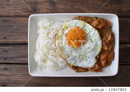 雑穀ごはんで食べる目玉焼きを乗せたカレーライス 雑穀ごはんで食べる目玉焼きを乗せたカレーライス 13847803