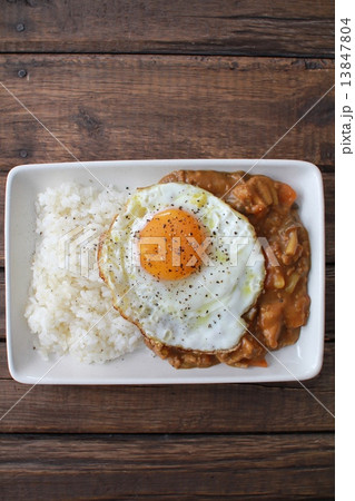 雑穀ごはんで食べる目玉焼きを乗せたカレーライス 13847804