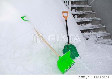 雪かき道具　スコップとスノーラッセル 13847874