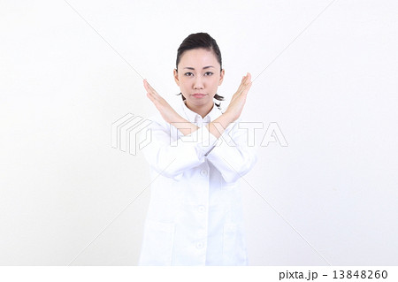 女性　白衣　医師　薬剤師　医学部　先生　医療 13848260