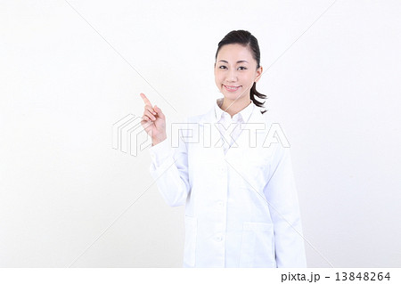 女性　白衣　医師　薬剤師　医学部　先生　医療 13848264
