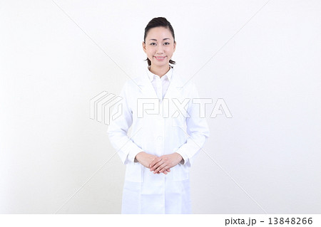 女性　白衣　医師　薬剤師　医学部　先生　医療 13848266