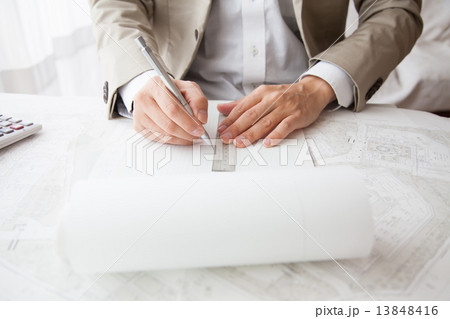 図面を書く設計者 図面を書く設計者 13848416