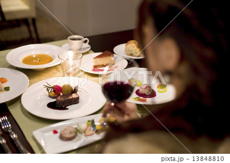 フランス料理店でデートを楽しむ女の子 フランス料理店でデートを楽しむ女の子 13848810