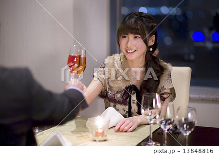 フランス料理店でデートを楽しむ女の子の写真素材
