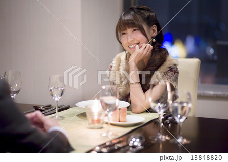 フランス料理店でデートを楽しむ女の子の写真素材