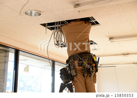 天井裏の配線工事 13850353