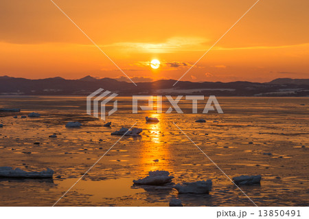 冬の能取湖　夕日　（網走市） 13850491