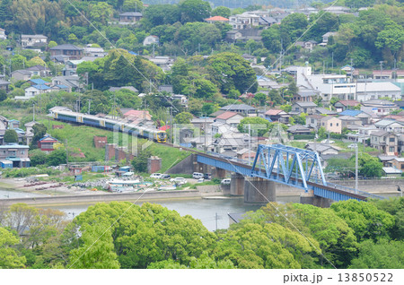 鉄橋を渡る線路を見下ろす丘の上から内房線の特急さざなみ号が行く 13850522