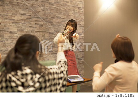 カラオケを歌う可愛い女の子の写真素材