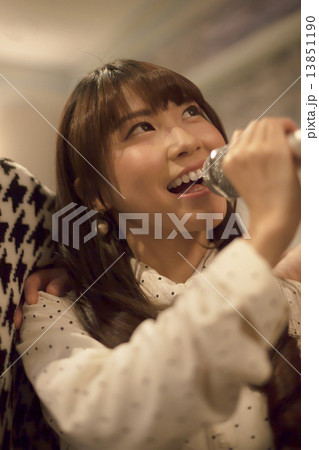 カラオケを歌う可愛い女の子 13851190