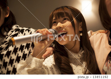 カラオケを歌う可愛い女の子の写真素材