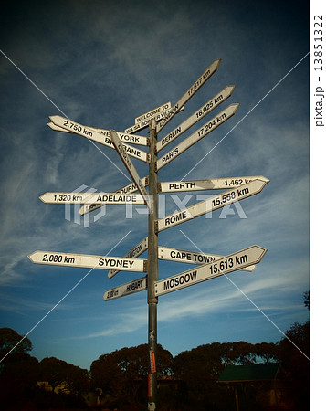 オーストラリア 世界各都市までの距離と方角を示した標識 オーストラリア 世界各都市までの距離と方角を示した標識 13851322