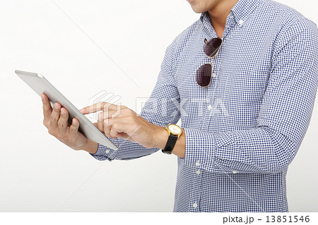タブレットを持つアジア人男性 タブレットを持つアジア人男性 13851546