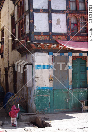 ティンプー市内の裏路地での光景 13851705