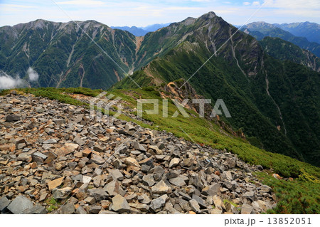 北アルプス　後立山連峰　赤沢岳から針ノ木岳へ向かう稜線 13852051