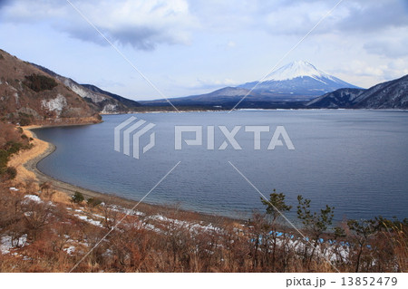 本栖湖と富士山の雪景色 本栖湖と富士山の雪景色 13852479