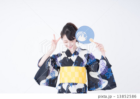 浴衣の若い女性 浴衣の若い女性 13852586