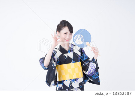 浴衣の若い女性 浴衣の若い女性 13852587