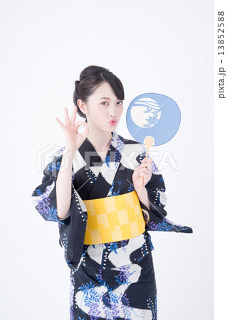 浴衣の若い女性 13852588