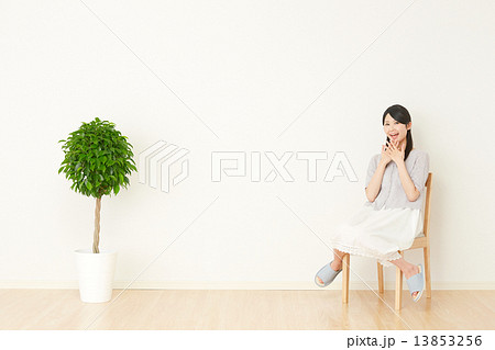 部屋で驚く女性 13853256