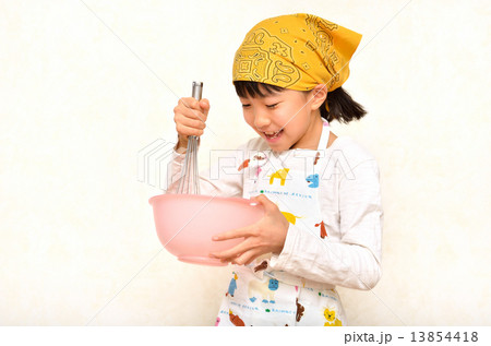 料理をする女の子の写真素材