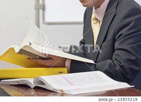 資格試験の勉強中 13855219