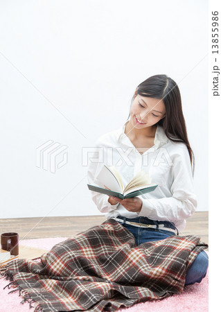 読書をする女性 13855986