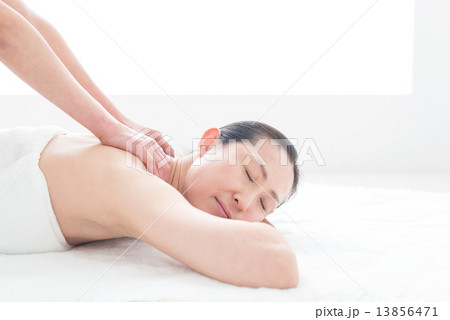 エステ　40代女性　うつ伏せ　マッサージ 13856471