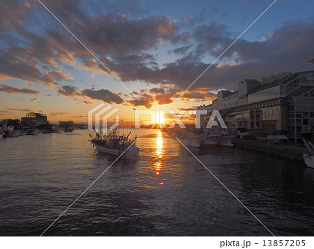 幣舞橋の夕陽 13857205