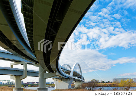 江北ジャンクションと五色桜大橋と富士山 江北ジャンクションと五色桜大橋と富士山 13857328