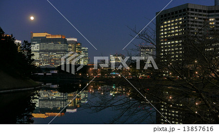 夜の桜田壕から眺める高層ビル街 13857616