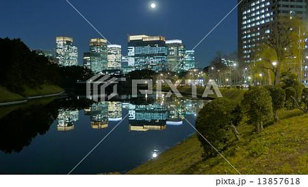 夜の桜田壕から眺める高層ビル街 夜の桜田壕から眺める高層ビル街 13857618
